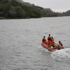 Nhân viên cứu hộ tìm kiếm nạn nhân mất tích trong vụ chìm tàu trên Hồ Toba ngày 18/6. Ảnh: (Nguồn: AFP/TTXVN)