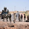 Lực lượng Chính phủ Syria tuần tra trên tuyến đường nối Kabajeb với Al-Shula, ngoại ô Deir Ezzor. (Nguồn: AFP/ TTXVN)