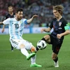 Cầu thủ Lionel Messi (phía trước) của Argentina tranh bóng với Luka Modric của Croatia trong trận đấu ở bảng D World Cup 2018 diễn ra ở Nizhny Novgorod, Nga ngày 21/6. Ảnh: (Nguồn: THX/TTXVN)
