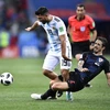  Cầu thủ Sergio Aguero (trái) của Argentina đi bóng trước sự truy cản của 1 cầu thủ đội tuyển Croatia. (Ảnh: THX/TTXVN)
