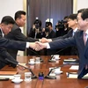 Tổng Thư ký Ủy ban Olympic và Thể thao Hàn Quốc Jeon Choong-ryul (phải) và Thứ trưởng Bộ thể thao Triều Tiên Won Kil-u trong cuộc đàm phán tại làng đình chiến Panmunjom ngày 18/6. (Ảnh: Yonhap/TTXVN)