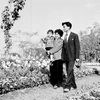 Gia đình anh Nguyễn Văn Hoàng, cán bộ Nhà máy Xe lửa Gia Lâm, Hà Nội vui chơi trong ngày Tết Nguyên Đán Nhâm Dần (1962). (Ảnh: Tư liệu TTXVN)