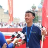 Em Hà Danh Dự, thành viên đoàn bóng đá cộng đồng Việt Nam tham dự Festival Bóng đá Hy vọng trả lời phỏng vấn giới truyền thông. (Ảnh: Phạm Văn Thắng/TTXVN)