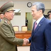 Cố vấn an ninh quốc gia Hàn Quốc, ông Kim Kwan-jin (phải) và đại diện cấp cao quân đội Triều Tiên Hwang Pyong-so (trái) tại cuộc gặp ở làng đình chiến Panmunjom ngày 25/8/2015. (Nguồn: YONHAP /TTXVN)