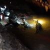 Nhóm thợ lặn tìm kiếm các nạn nhân mắc kẹt bên trong hang động Tham Luang ở Chiang Rai, Thai Lan ngày 30/6. (Ảnh: EFE-EPA/TTXVN)