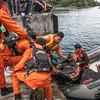 Nhân viên cứu hộ nỗ lực tìm kiếm hành khách mất tích trong vụ chìm thuyền tại hồ núi lửa Toba ngày 20/6. (Ảnh: AFP/TTXVN)
