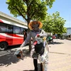 Nắng nóng gây ảnh hưởng lớn đến cuộc sống của người dân tại Hà Nội. (Ảnh: Minh Sơn/Vietnam+)