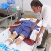 Y bác sỹ Bệnh viện Đa khoa tỉnh Lạng Sơn đang sơ cấp cứu cho nạn nhân vụ tai nạn. (Ảnh: Ngọc Tùng/TTXVN)