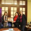Chủ tịch Hội Liên hiệp Phụ nữ Việt Nam, bà Nguyễn Thị Thu Hà trao quà lưu niệm cho Chủ tịch Viện Phụ nữ thuộc Bộ Phát triển Xã hội Argentina, bà María Fabiana Tuñez. (Ảnh: Phương Lan/Vietnam+)