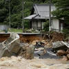 Một tuyến đường bị phá hỏng do mưa lớn ở Higashihiroshima, tỉnh Hiroshima ngày 7/7. (Nguồn: EPA- EFE/TTXVN)