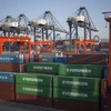 Hàng hóa được xếp tại cảng ở Hong Kong, Trung Quốc. (Ảnh: EPA-EFE/TTXVN)