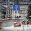 Nhân viên cứu hộ tìm kiếm người mất tích trong đợt mưa lớn tại tỉnh Okayama, miền tây Nhật Bản ngày 8/7. (Ảnh: Kyodo/TTXVN)