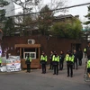 Cảnh sát gác bên ngoài nhà riêng cựu Tổng thống Hàn Quốc Park Geun-hye ở Seoul ngày 27/3/2017. (Nguồn: AFP/TTXVN)