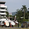 Lực lượng cứu hộ chuyển thành viên đội bóng từ trực thăng vào bệnh viện ở Chiang Rai sau khi được cứu khỏi hang Tham Luang ngày 9/7. (Ảnh: EPA/ TTXVN)