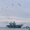 Tàu HMS Queen Elizabeth hoạt động tại cảng Portsmouth, miền nam Anh ngày 16/8. (Nguồn: AFP/TTXVN)