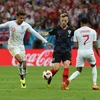Tiền vệ Ivan Rakitic (giữa) tranh bóng với các cầu thủ đội tuyển Anh trong trận đấu vòng bán kết World Cup 2018 diễn ra ở Moskva, Nga ngày 11/7. (Ảnh: THX/TTXVN)
