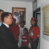 Đồng chí Nguyễn Đức Lợi thăm cơ sở Đảng bộ mang tên Hồ Chí Minh của MIU. (Ảnh Lê Hà/TTXVN)