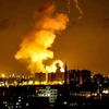 Khói lửa bốc lên sau một vụ không kích của các lực lượng Israel tại Gaza ngày 18/6. (Ảnh: AFP/TTXVN)