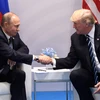 Tổng thống Mỹ Donald Trump (phải) và Tổng thống Nga Vladimir Putin trong cuộc gặp bên lề Hội nghị thượng đỉnh G20 tại Hamburg, Đức, ngày 7/7/2017. (Ảnh: AFP/TTXVN)