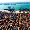 Hàng hóa được xếp tại cảng ở Thanh Đảo, tỉnh Sơn Đông, Trung Quốc ngày 4/5. (Ảnh: THX/ TTXVN)