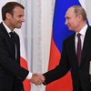 Tổng thống Nga Vladimir Putin (phải) và người đồng cấp Pháp Emmanuel Macron tại cuộc gặp ở Saint Petersburg, Nga ngày 24/5. (Nguồn: AFP/TTXVN)