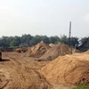 Một bến cát trái phép hoạt động rầm rộ dưới chân cầu đường sắt Yên Xuân, huyện Hưng Nguyên, Nghệ An. (Ảnh: Tá Chuyên/TTXVN)