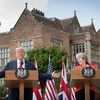 Thủ tướng Anh Theresa May (phải) trong cuộc họp báo chung với Tổng thống Mỹ Donald Trump tại Ellesborough, Tây Bắc London, Anh ngày 13/7. (Nguồn: AFP/TTXVN)