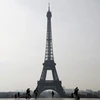 Khách du lịch thăm quan tại khu vực Tháp Eiffel ở Paris. (Nguồn: AFP/TTXVN)