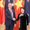 Chủ tịch Quốc hội Nguyễn Thị Kim Ngân và Chủ tịch Hạ viện Australia Tony Smith tại Lễ đón chính thức. (Ảnh: Trọng Đức/TTXVN)