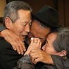 Giây phút đoàn tụ của các gia đình ly tán trong chiến tranh Triều Tiên tại khu nghỉ dưỡng núi Kumgang ngày 22/10/2015. (Ảnh: AFP/ TTXVN)