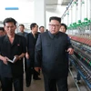 Nhà lãnh đạo Triều Tiên (phải) thăm nhà máy dệt ở Sinuiju ngày 2/7. (Nguồn: Yonhap/TTXVN)