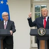 Tổng thống Mỹ Donald Trump (phải) và Chủ tịch Ủy ban châu Âu (EC) Jean - Claude Juncker (trái) tại cuộc gặp ở Washington, DC. (Ảnh: EFE/ TTXVN)