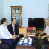 Chủ tịch nước Trần Đại Quang thăm, tặng quà gia đình bà Đặng Thị Thu, là gia đình có công với cách mạng ở xã La Tiến, huyện Phù Cừ. (Ảnh: Nhan Sáng/TTXVN)