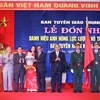 Thủ tướng Nguyễn Xuân Phúc trao tặng quà lưu niệm cho Ban Tuyên huấn Khu ủy Khu 5. (Ảnh: Thống Nhất/TTXVN)