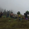 Hàng trăm người leo núi bị mắc kẹt trên núi Rinjani. (Nguồn: batam.tribunnews.com)