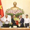 Thủ tướng Nguyễn Xuân Phúc trao Quyết định giao quyền Bộ trưởng Bộ Thông tin và Truyền thông cho ông Nguyễn Mạnh Hùng. (Ảnh: Thống Nhất/TTXVN)