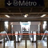 Nhà ga tàu điện ngầm Montparnasse tại thủ đô Paris bị đóng cửa do mất điện. (Ảnh: AFP/TTXVN)