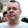 Linh mục người Mỹ Andrew Brunson bị cảnh sát áp giải tại Izmir, Thổ Nhĩ Kỳ ngày 25/7. (Ảnh: AFP/TTXVN)