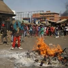 Người ủng hộ lãnh đạo đảng MDC đối lập Zimbabwe biểu tình phản đối kết quả bầu cử Tổng thống ở Harare ngày 1/8. (Nguồn: THX/ TTXVN)