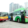 Xe buýt sử dụng khí CNG tuyến Bến xe Mỹ Đình - Sơn Tây có giá vé 9.000 đồng/người/lượt. (Ảnh: Huy Hùng/TTXVN)