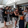 Khách du lịch chờ chuyến bay sơ tán tại sân bay quốc tế Praya ở Lombok, Tây Nusa Tenggara, Indonesia. (Nguồn: EPA/TTXVN)