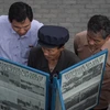 Người dân đọc báo Rodong Sinmun tại thủ đô Bình Nhưỡng. (Nguồn: AFP/ TTXVN)