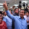 Thủ tướng Campuchia Hun Sen (giữa) sau khi bỏ phiếu trong cuộc bầu cử Quốc hội khóa VI tại Phnom Penh ngày 29/7. (Nguồn: AFP/TTXVN)