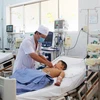 Bệnh nhi Nguyễn Đức A. đang được tích cực điều trị tại Bệnh viện Nhi đồng Đồng Nai. (Ảnh: Lê Xuân/TTXVN)
