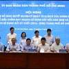 Ký biên bản bàn giao Nghị quyết 80 của Chính phủ cho các sở ngành và các quận huyện trên địa bàn Tp. Hồ Chí Minh. (Ảnh: Trần Xuân Tình/TTXVN)