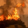 Khói lửa bốc lên từ các đám cháy rừng ở California. (Ảnh: AFP/TTXVN)
