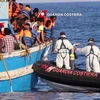 Người di cư được lực lượng bảo vệ bờ biển Italy cứu tại khu vực ngoài khơi Libya .(Nguồn: AFP/TTXVN)