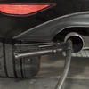 Ống đo lượng khí thải được gắn vào ống xả xe ôtô tại Ludwigsburg, Tây Nam Đức. (Nguồn: AFP/TTXVN)
