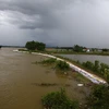 Đoạn đê tả sông Bùi được gia cố bao cát ngày 31/7. (Ảnh: Minh Quyết/TTXVN)