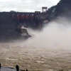 Thủy điện Hòa Bình mở 4 cửa xả đáy để giảm mực trên lòng hồ Sông Đà. (Ảnh: Thanh Hải/TTXVN)